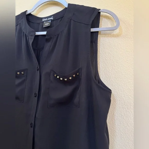 Wet Seal Sheer Sleeveless Button Down Top - Picture 2 of 7